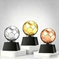 Trophée de football en résine HDW Premium avec design de ballon or, argent, bronze, base noire gravée sur mesure, trophée en cristal