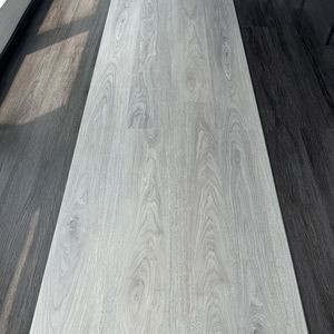Revêtement de sol plastique gris clair à grain de bois, imperméable, résistant à l'usure, antidérapant et ignifuge, pour l'exportation - Product Image 3