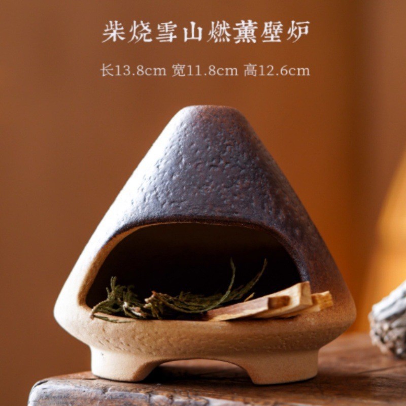 Pequeña chimenea de montaña nevada gradual