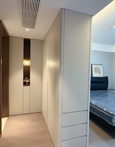 Armadio Angolare Contemporaneo in Legno con Divisori Sospesi - Mobile Salvaspazio Antiumidità per Camera da Letto, Appartamento, Hotel - Product Image 1