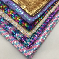 Tissu de maille de polyester brodé de paillettes de rectangle carré de 3mm * 9mm pour le costume d'étape