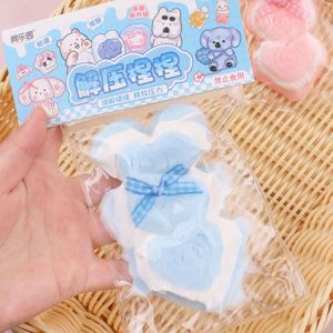 Juguete de descompresión creativo con forma de corazón, de goma suave, para aliviar el estrés, con diseño de Caperucita Roja, juguete de descompresión de la misma presión. - Product Image 5