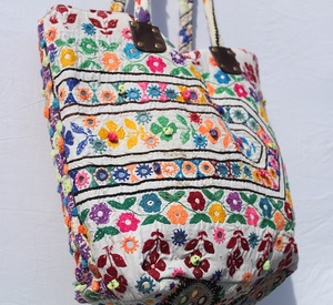 Bolsa de Mano Banjara Personalizada de Alta Calidad, Bolsa de Hombro Bordada a Mano con Flores, Gran Capacidad, Forro de Algodón Ligero - Product Image 4