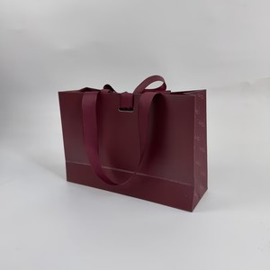 ถุงของขวัญขนาดเล็กหรูหรา 19x6x13 ซม. สำหรับใส่เครื่องสำอาง ลิปสติก น้ำหอม บรรจุภัณฑ์กระดาษ ถุงใส่เครื่องประดับ แหวน ไวน์แดง ถุงช้อปปิ้งพร้อมริบบิ้น - Product Image 6