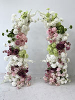 Arche florale vert-blanc haut de gamme avec suspensions en forme de corne et guirlandes florales fuchsia pour décorations de table de mariage et de fête