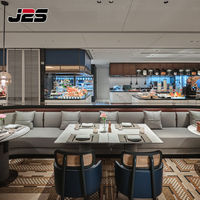 J2S Design de banquettes en bois modernes et luxueuses sur mesure, pour hôtels haut de gamme et restaurants, avec ensemble table et chaises, pour projets commerciaux