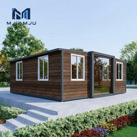 Maison préfabriquée à un étage avec terrasse sur le toit et terrasse en bois