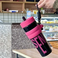 Gobelet en plastique isotherme grande capacité au design esthétique, bouteille d'eau portable pour étudiants, idéale pour les voyages et l'usage quotidien en fitness