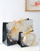 Sac cadeau de luxe personnalisé en gros avec nœud en ruban de satin, sac fourre-tout en papier, accepte la personnalisation du logo et de la taille, impression pour emballage cadeau d'entreprise et de boutique