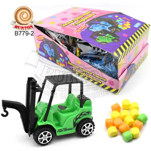 Jouet de voiture grue verte délicieux avec bonbon comprimé coloré doux dans la boîte d'affichage - Product Image 1