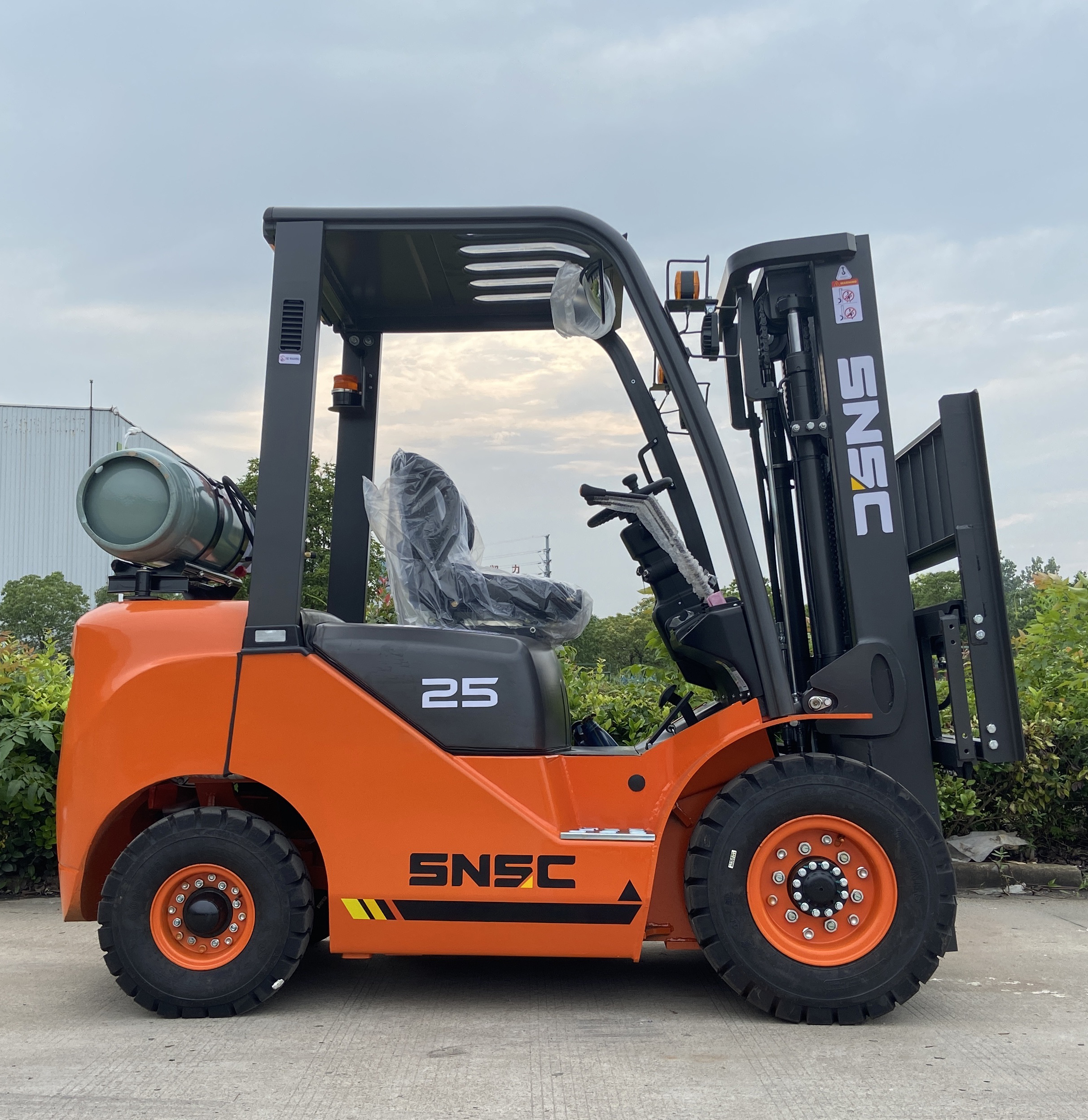 Пропановый 2,5-тонный вилочный погрузчик с вилочным подъемником японского двигателя Montacargas