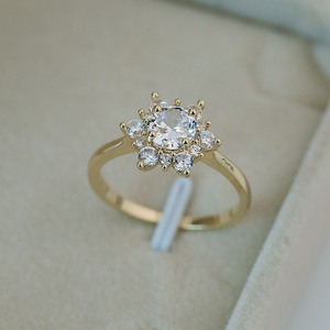 Anello da Donna con Zirconi a Forma di Fiocco di Neve, Elegante e Versatile per Uso Quotidiano e Feste, Gioiello da Dito Impilabile, Regalo - Product Image 2