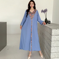 Robe longue en satin polyester style cour avec manches cloche à sequins et col en V, coupe ample grande taille pour femmes rondes, été 2025