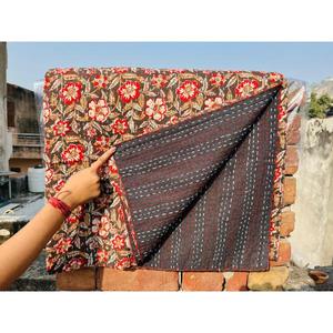 Elegante colcha Kantha de algodón con expresivos estampados hechos a mano y tela natural suave, diseñada para una decoración del hogar que se centra en la comodidad. - Product Image 5