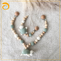 Amigurumi Chaîne de poussette Attache-sucette Pendentif pour siège de bébé Jouet de naissance Jouet en bois Cadeau de naissance pour bébé