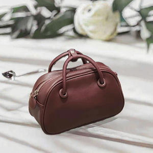 Sac bandoulière chic pour femme en cuir de mouton véritable, sac coussin en cuir véritable avec fermeture éclair et doublure en coton - Product Image 3