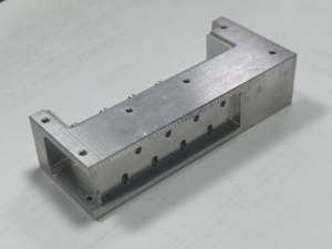 सटीक सीएनसी मशीनी एल्यूमीनियम मिश्र धातु मशीनरी स्टील पार्ट्स कनेक्शन ब्रैकेट चिकित्सा उपकरण ट्रक स्पेयर पार्ट्स - Product Image 3