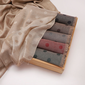 Foulard à motifs en coton, voile perlé, fournisseurs de hijabs en mousseline unie, boîte cadeau hijab, auvent plissé, tissu tulle turc, polyester pour hommes - Product Image 5