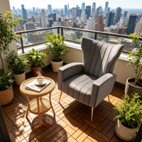 Fauteuil Chesterfield à dossier haut en tissu gris avec design moderne, détails capitonnés et pieds dorés pour le mobilier de salon