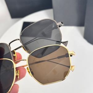 Nouveau modèle 2025 – Lunettes de soleil de luxe – Lunettes de soleil tendance en fibre de carbone pour l'extérieur – Protection UV400 antidérapante – Étui pour lunettes de fête pour homme - Product Image 2