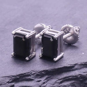 Pendientes de piedra arenisca negra con tachuelas plateadas, corte esmeralda, 1 quilate, 5x7 mm - Product Image 3