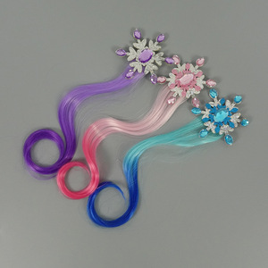 Pince à cheveux pour enfants avec paillettes en forme de flocon de neige, cheveux longs bouclés dégradés, fausses franges, accessoires pour cheveux de princesse pour filles, pour cosplay et fêtes - Product Image 2