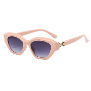 Gafas de Sol de Diseño Elegante y Moderno para Mujer, Protección UV de Alta Gama, Ideales para Viajes y Playa - Product Image 4