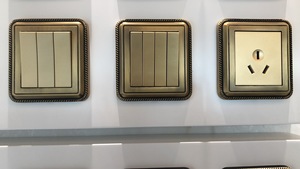 86 Interruptor basculante montado en la pared Panel de cobre Estilo retro Latón antiguo Color UK 250V 1/2/3/4 GANG Multi Socket Outlet Villa Dimmer - Product Image 4