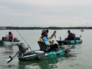Kayak de pêche professionnel à moteur pour la mer avec gouvernail - Product Image 3