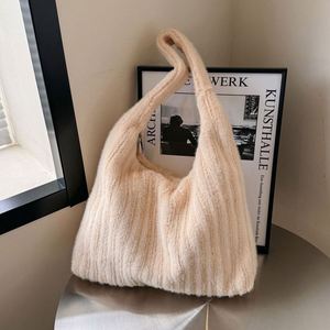 Sac fourre-tout léger et tendance en peluche matelassée douce avec logo personnalisé pour femmes et filles - Product Image 2