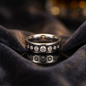 Anillo de Oro Blanco de 14K con Baño de Rodio para Mujer, con Diamantes Naturales de Corte Brillante Graduados en el Bisel, Clásico para Aniversario - Product Image 3