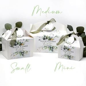 Scatola bomboniera personalizzata con foglie di eucalipto, torta, dolci, attività, scatole regalo. Decorazioni da tavolo e Paperie abbinate disponibili. - Product Image 1