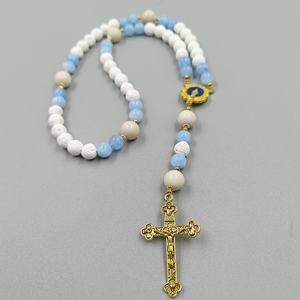 Braccialetto Rosario Fatto a Mano con Crocifisso Dorato della Vergine Maria, Perline in Pietra <span class=keywords><strong>Blu</strong></span> da 8mm, Regalo Cattolico per Donne - Product Image 2