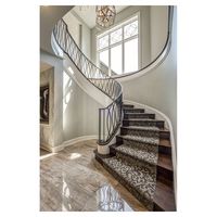 Escalier courbe contemporain avec marches en bois pour les maisons familiales modernes, alliant chaleur et lignes épurées pour les unités duplex de luxe