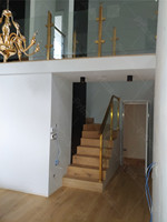 Balustrade contemporaine en verre et acier inoxydable doré brossé pour terrasse, balcon, escalier et villa