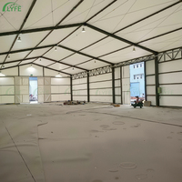 Structure personnalisée de membrane tendue en PTFE Lyfe Premium pour espace extérieur de complexe hôtelier de luxe