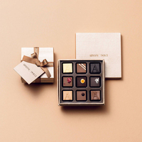 Fenêtre cadeau de boîte de chocolat en matériau recyclé pour truffes revêtement UV gaufrage stratification mate pour emballage alimentaire cadeaux de chocolat