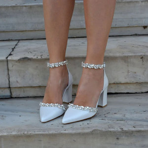 Sandales à talons carrés à bout pointu avec bride de cheville en perles pour femme - Élégantes sandales de mariée blanches - Product Image 3