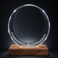 Trophée personnalisé en cristal avec base en bois de noyer massif et plaque en verre gravée pour la reconnaissance d'entreprise et la reconnaissance des employés