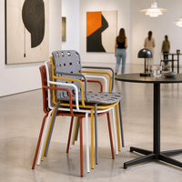 Fauteuil minimaliste en treillis empilable en résine moulée PP (polypropylène) pour musées, galeries d'art et cafés