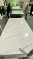 Plaque de marbre PVC sur mesure avec revêtement UV, antistatique, panneau mural flexible pour les murs de salle de bain