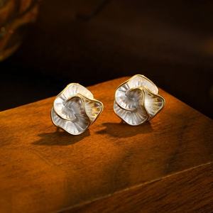 Boucles d'oreilles en or plaqué zircon géométrique blanc pour femmes Xiaoxiangfeng, exquises, polyvalentes, luxueuses, édition coréenne tendance - Product Image 3