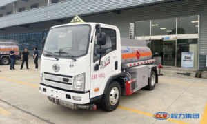   Camión de Suministro de Combustible a Pequeña Escala Jiefang con Placa Azul - Product Image 3