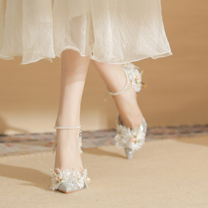 Tacones y Bolsos de Boda Blancos Personalizados y Elegantes, Zapatos de Boda con Tacón Bajo en Forma de Pirámide y Punta Puntiaguda - Product Image 3