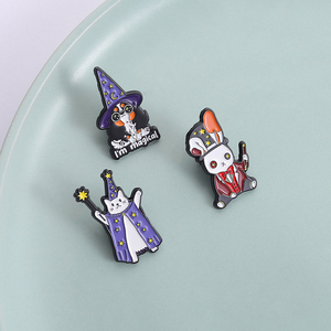 <span class=keywords><strong>Chat</strong></span> assistant tenant une baguette magique en émail épingles <span class=keywords><strong>chien</strong></span> mignon avec chapeau de sorcière broches d'Halloween insigne de revers bijoux cadeaux - Product Image 1