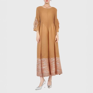 Robe longue plissée Miyake à col rond, coupe trapèze, avec ourlet imprimé métallique et manches à rosettes florales 3D, collection automne 2026, directement de l'usine - Product Image 3