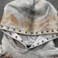 Hoodie DTG personnalisé par pulvérisation à l'acide, effet Monkey Wash, coupe ample vintage, délavé avec rivets métalliques