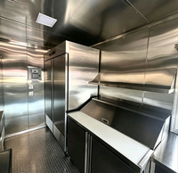 Remorque de restauration mobile avec fumoir à viande commercial au gaz et comptoir pour la vente de poulet fumé et de côtes de porc dans les rues des bureaux de la ville de Londres