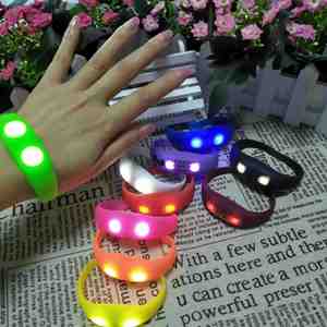 กำไลข้อมือเรืองแสงแบบกำหนดเองที่เป็นมิตรกับสิ่งแวดล้อม พร้อมไฟ LED กระพริบพิมพ์ลายด้วยความร้อน ตอบสนองต่อเสียงเพลงและเสียงรอบข้าง - ของชำร่วยงานปาร์ตี้ที่สมบูรณ์แบบ - Product Image 3