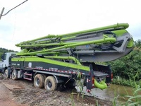 Camion de livraison de béton d'occasion Benz 52M à essence avec pompe et moteur ZOOMLION à 5 sections pour la construction 0086 18117060100